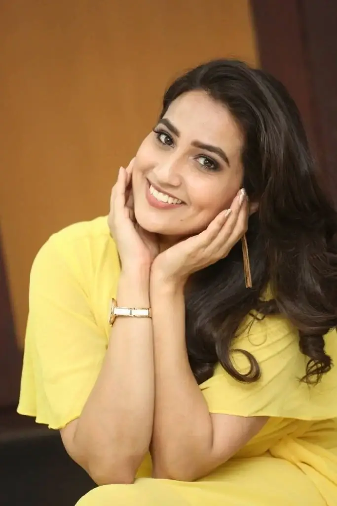 SOUTH INDIAN TELEVISION ANCHOR MANJUSHA PHOTOSHOOT IN YELLOW DRESS 4